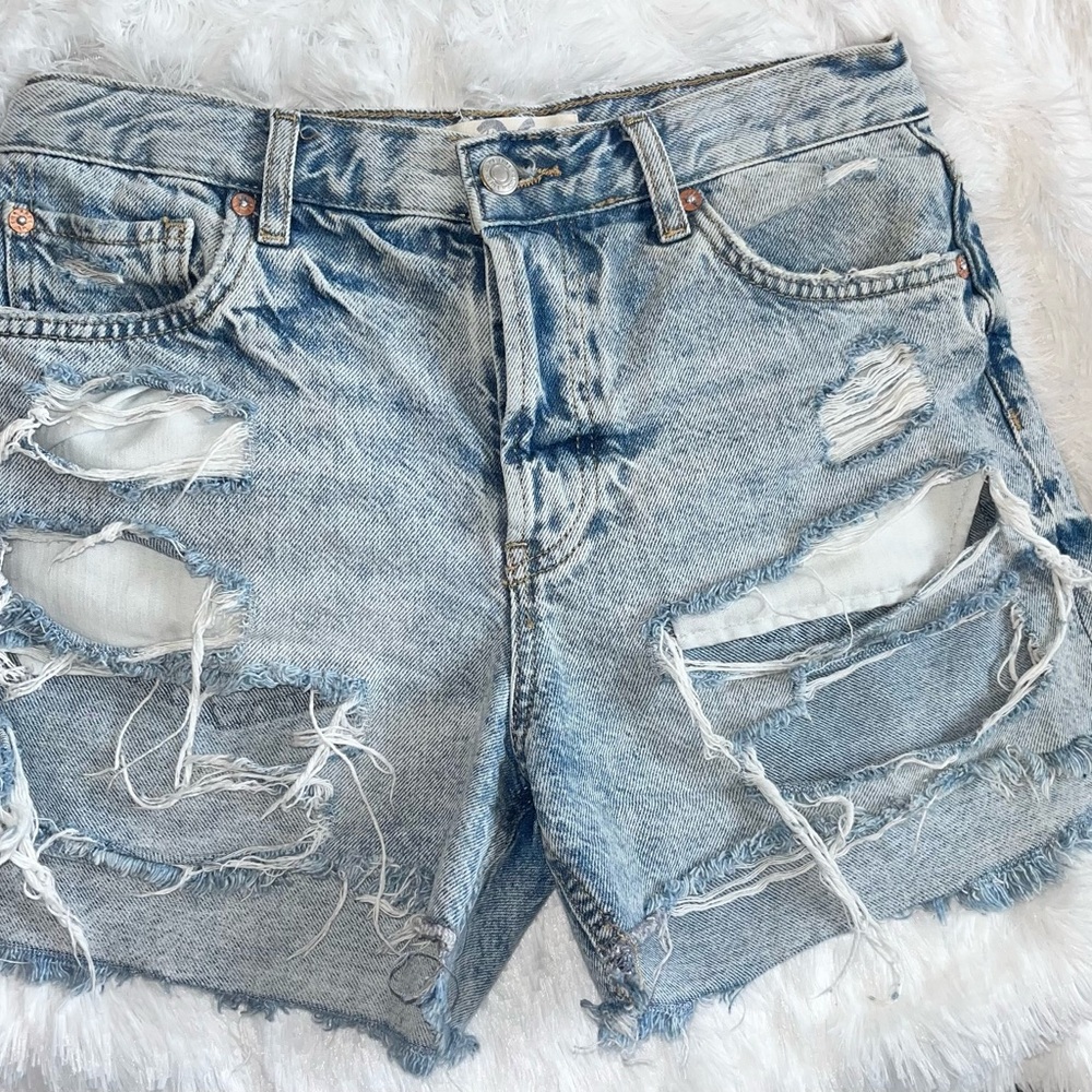 WE THE FREE - Distressed Denim Shorts - pre-owned